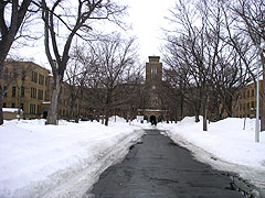 本校付近にある北海道大学(国立)